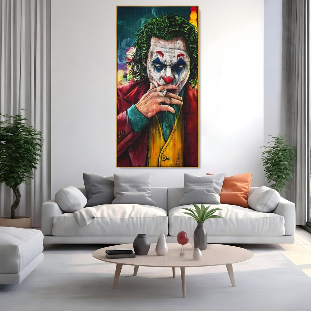 Tablou canvas cu tablou canvas cu jokerul fumand in ploaie, in rama de aluminiu auriu, pe perete intr-un living
